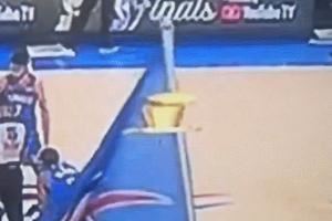 ?穿帮了！地板上的“假奖杯”意外现原形
